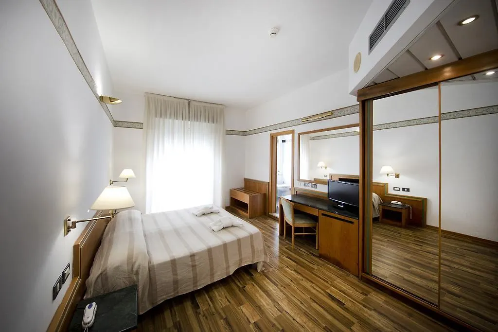 Hotel Marina Bay Римини