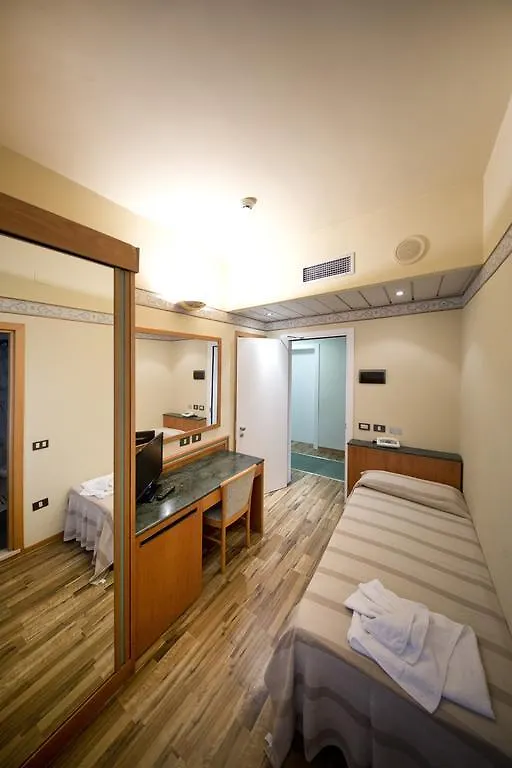 Hotel Marina Bay Римини