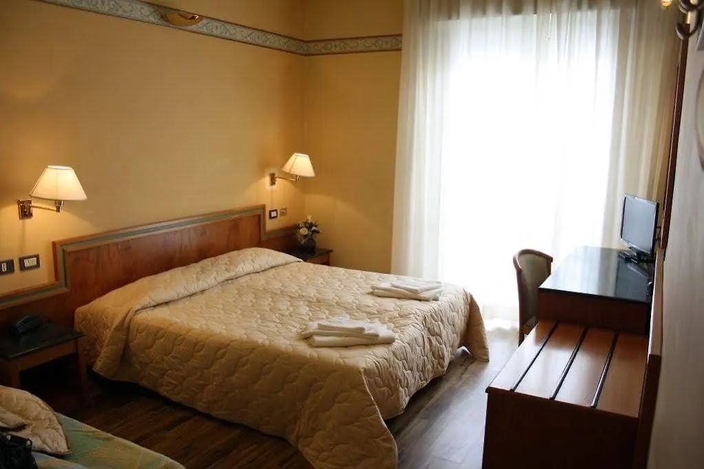 Hotel Marina Bay Римини