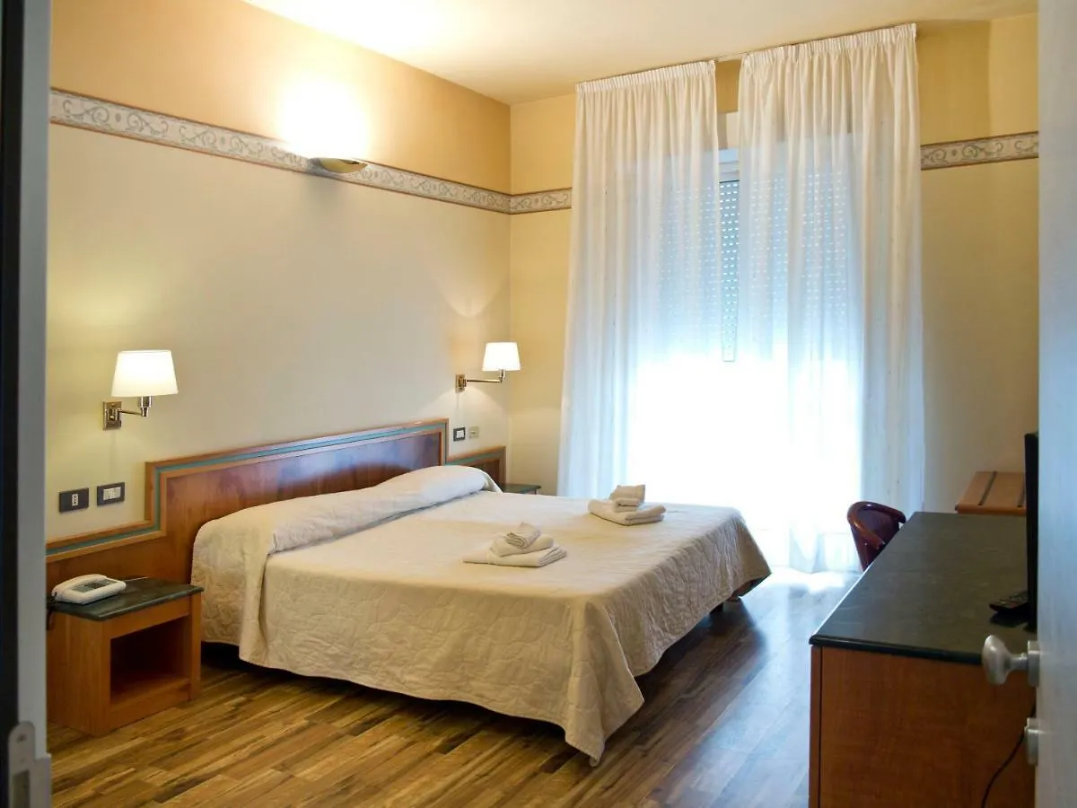 Hotel Marina Bay Римини